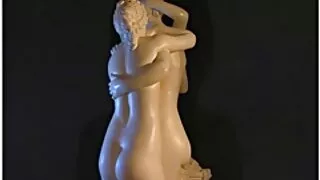 Mergina plinta savo kojas priešais kaimyną.