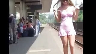 K dit Grojimas Pūlingas ant laiptų.