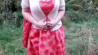 Penelope Ka imp kneads jos pūlingas su savo pirštais ir gaidys.