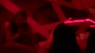 Moksleivė fanatiškai jerking off gaubtu.