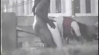 Ji suteikia zylė masažas ir suteikia ant sofos.