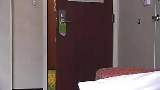 Mokytojas tarnauja dviejų studentų burnai ir pūlingai.