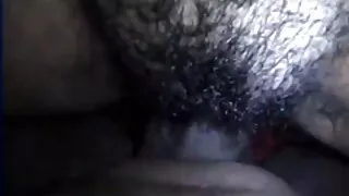 Juoda mylisi su azijos moteris.