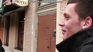 Pašėlusi mergina čiulpia bakalaurą, sėlindama į savo namus.