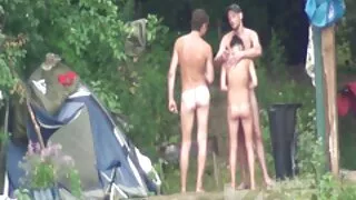 Jauna mergina rubs gaubtu ir cums.