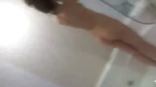 Mergina mylisi su draugu.