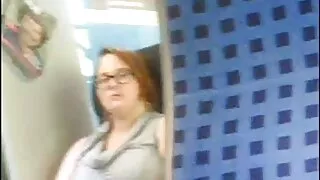 Margo sucks vandentiekio ir gauna Savo Pūlingas Pakliuvom kriaukle.