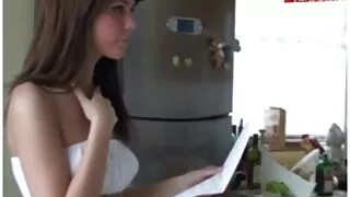 Draugas paguodė sutrikusią merginą. Gražus lesbiečių orgija.