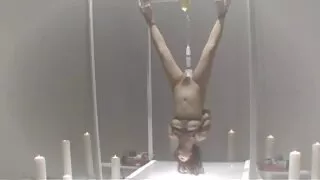 Jis dulkina barzdotą vyrą ir kaukia kaip undinė.