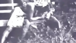 Įdėkite pirštą į MILF asilą ir šūdas vonios kambaryje.