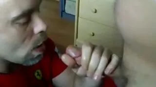 Salto su jauniausiu lovoje.