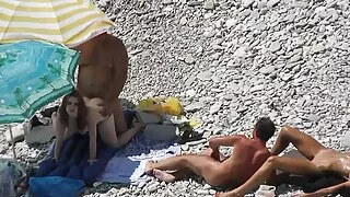 Mergina Suteikia patėviui čiulpimą.