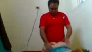 Čekijos kat Rose Rose gauna pakliuvom į židinį su juodu žmogumi pirmą kartą liejimo metu.