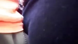 Pamotė dulkina žvirblį, atstumdama jį nuo dukters.