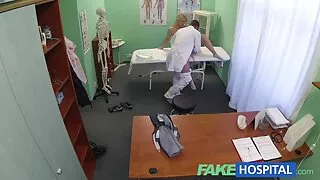 Dee Viljamsas gauna savo subinę pakliuvom.