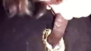 Raudonas žvėris dulkina su juodu žmogumi.