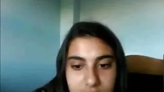 Apskretėlė Plaktukai savo subinę su savo kumščiais.