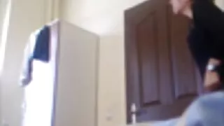 Savininkas augina jauną Tarnaitę, atnešdamas ją į gyvenimą.