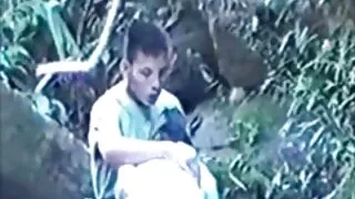 Prieš analinį pūlingą Gia DiBella, režisieriaus rankos lipa.