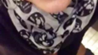Jis turi prancūzę girtą, kol jis miega.