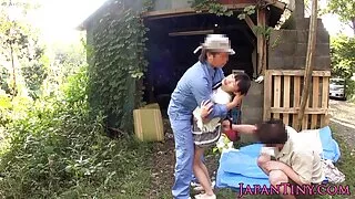 Claire Evans rodo žavesį iš arti.