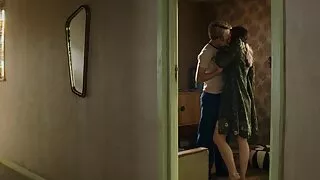 Natasha užima gaidys savo burną ir žaidžia su juo.