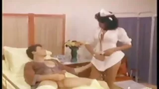 Brandi Meilė plinta savo kojų.