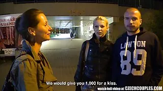 Paaukokite trumpaplaukę moterį su sperma. Jis šypsosi ir laižo savo gaidį.