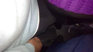 Ji erzino vyrą su pūlingu ir įjungia gaidį.